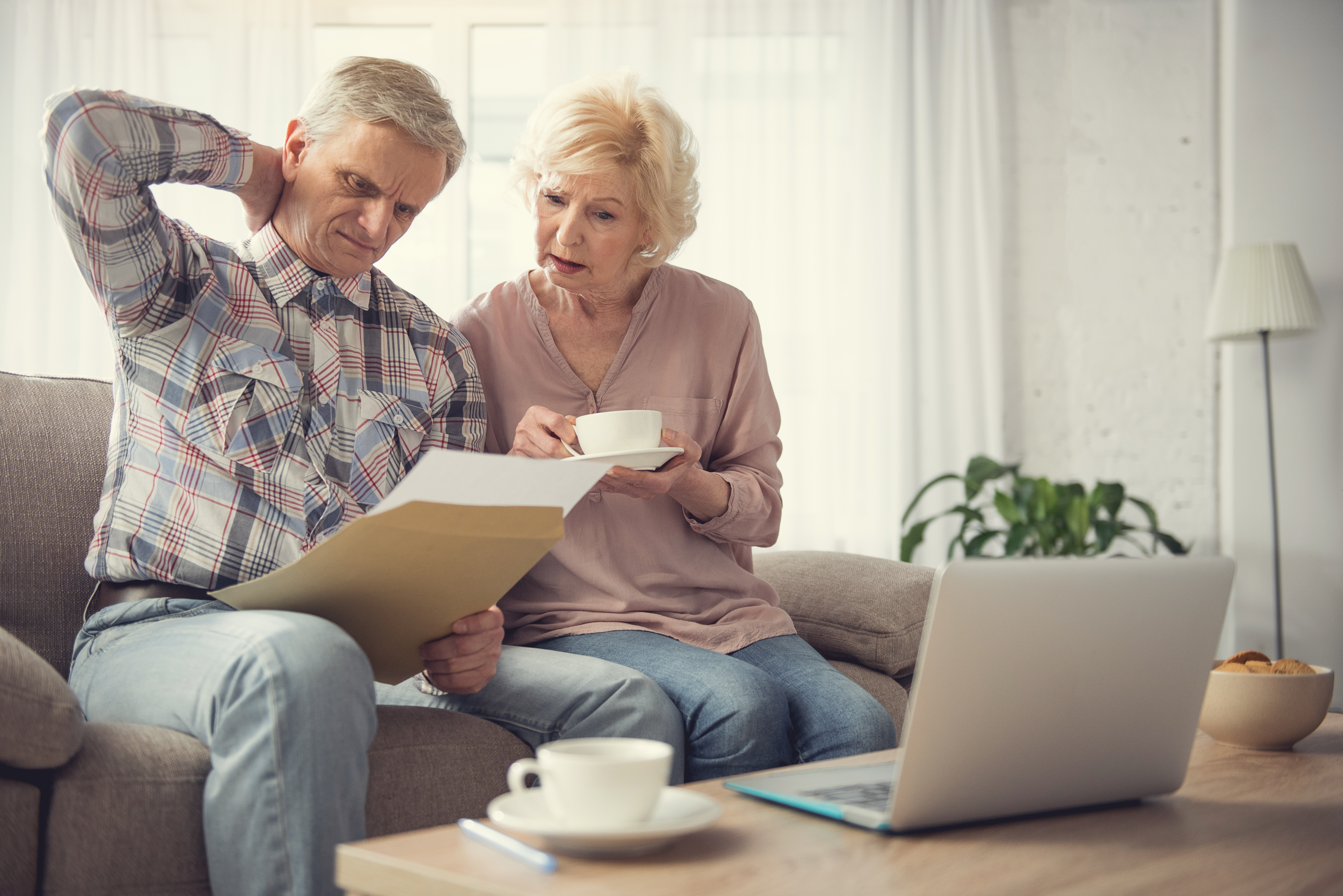 Confused retirees choosing financial advisor